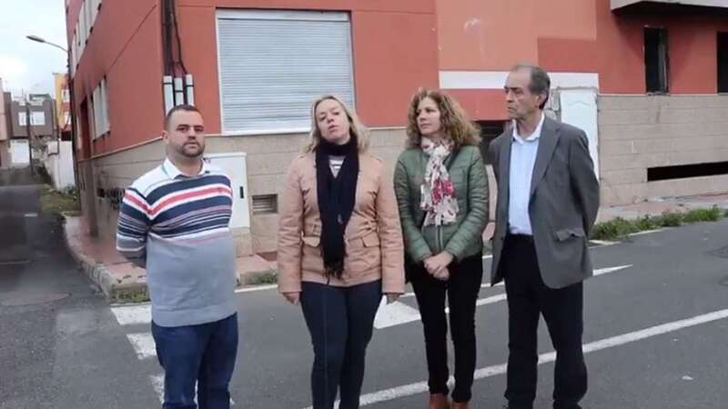 Miembros del PP delante del edificio donde son frecuentes los incendios